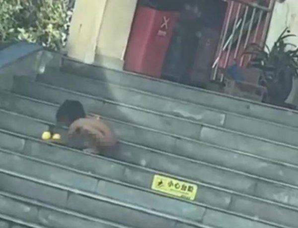 配资宝 三岁小孩被养成野人，家长却说是教育自由？